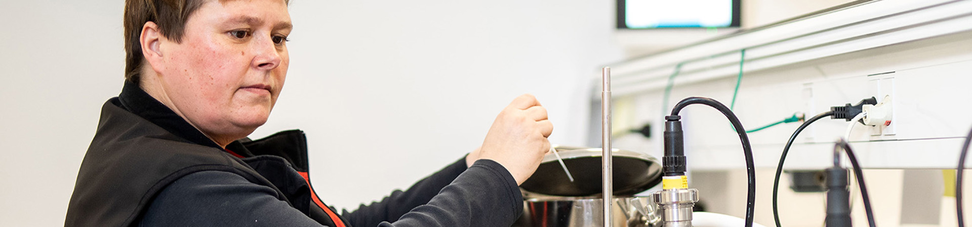Kalibreringstekniker i gang med en akkrediteret kalibrering